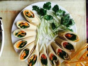 将豆皮斜切，摆到盘子周围。