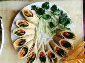 将豆皮斜切，摆到盘子周围。