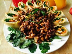 最后将炒好的肉丝放盘子中间。