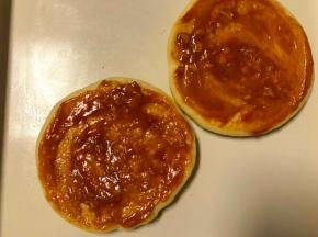 抹上适量的自制披萨酱。