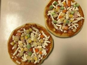 撒上适量的马苏里拉芝士再放一层蔬菜粒。