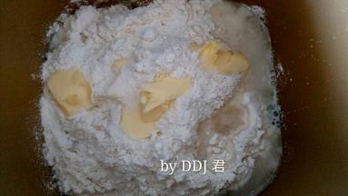 披萨皮的食材放进面包机进行搅拌