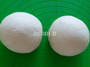 均匀的分成两等份，排气后团圆，再覆盖保鲜膜松弛15分钟