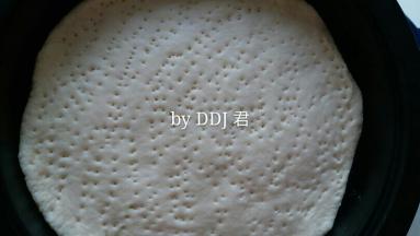 把面团擀成大圆饼，用叉子扎满孔