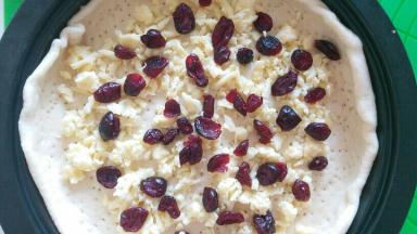 铺上芝士再放蔓越莓干