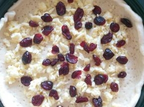 铺上芝士再放蔓越莓干