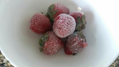 草莓是我自己之前冻的