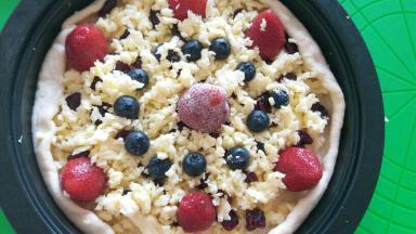 最后放上洗干净控干水份的蓝莓