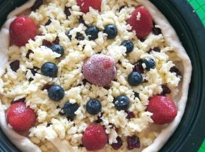 最后放上洗干净控干水份的蓝莓