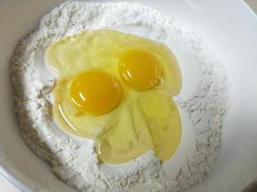 面粉加泡打粉、盐和鸡蛋混合，用刮刀拌匀成团无干粉