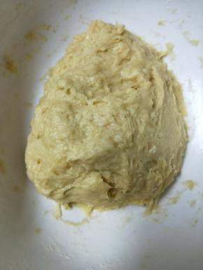 拌好的面团用保鲜膜包好，静置30分钟