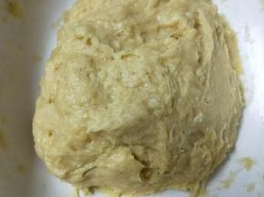拌好的面团用保鲜膜包好，静置30分钟