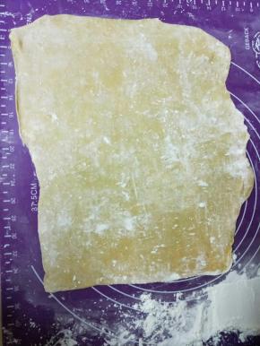 取出面团撒些玉米淀粉做手粉防粘，把面团擀薄，尽量厚薄均匀