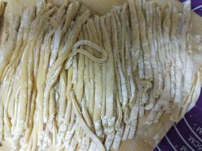 擀好的面片切细条，要粗细一致