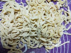 切好后把面条抖开，去掉多余的玉米淀粉