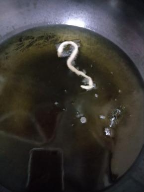 锅里放入玉米油，烧热到放入的面条能立即漂起来