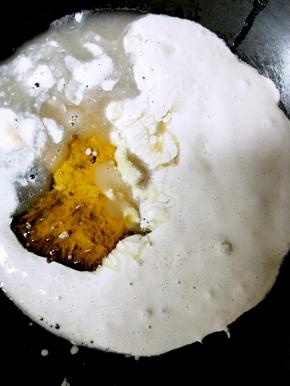 锅中加入水、麦芽糖和棉花糖，搅拌均匀至麦芽糖和棉花糖完全融化，调中小火不断搅拌，熬到糖浆开始变稠