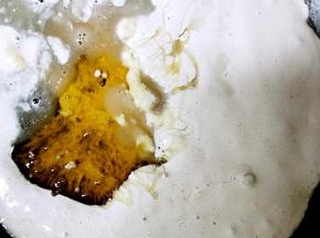 锅中加入水、麦芽糖和棉花糖，搅拌均匀至麦芽糖和棉花糖完全融化，调中小火不断搅拌，熬到糖浆开始变稠
