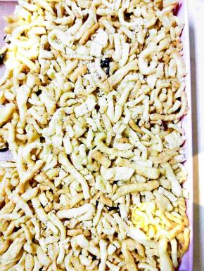 倒入模具中，压平整，晾凉