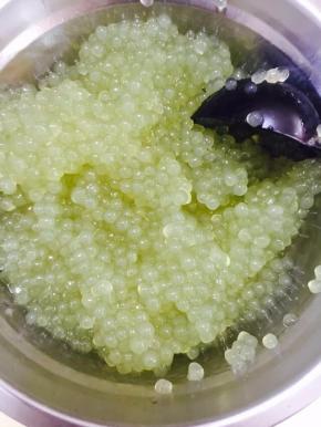 我用的是泰国绿西米，西米挺好煮的
锅中水煮开放入西米，开盖中火煮15分钟，盖上盖子关火，焖10分钟；
盖上盖子开火再次煮开，盖上盖子继续焖10分钟，没有白心就算是煮好了
捞出放入冰水，在捞出待用。