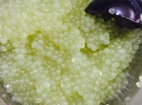 我用的是泰国绿西米，西米挺好煮的
锅中水煮开放入西米，开盖中火煮15分钟，盖上盖子关火，焖10分钟；
盖上盖子开火再次煮开，盖上盖子继续焖10分钟，没有白心就算是煮好了
捞出放入冰水，在捞出待用。