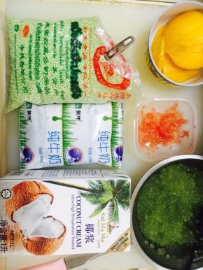 准备好材料，哈哈，开始动手做吧~
这里我已经把西米煮好放凉了。