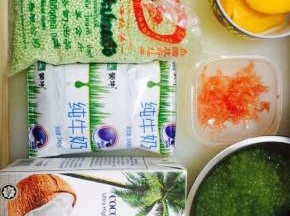 准备好材料，哈哈，开始动手做吧~
这里我已经把西米煮好放凉了。