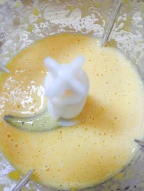 料理机打成芒果牛奶浆