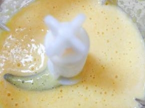 料理机打成芒果牛奶浆