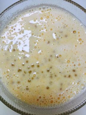 把西米和芒果牛奶浆混合，倒入玻璃碗