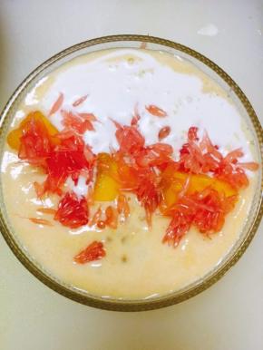 放入之前切好的芒果肉，切成块状
在表面到一层椰浆，最后撒上红柚肉，即可
椰浆和牛奶最好放在冰箱冷藏一段时间