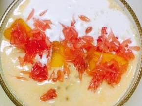 放入之前切好的芒果肉，切成块状
在表面到一层椰浆，最后撒上红柚肉，即可
椰浆和牛奶最好放在冰箱冷藏一段时间