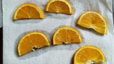拿个橙子切片，取六片，厚度切均匀点，用厨房纸吸下表面果汁