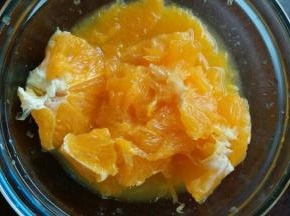 剩下的一个半橙子的果肉都取出来
