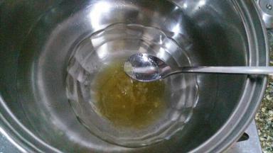 泡发的吉利丁粉隔热水融化