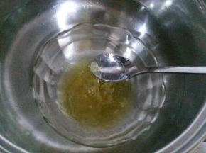泡发的吉利丁粉隔热水融化