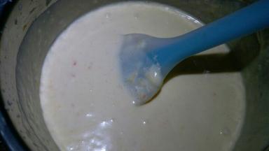 打发好的奶油和橙汁一起搅拌均匀，加入融化的吉利丁液，慕斯液就做好啦