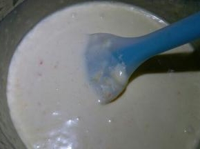 打发好的奶油和橙汁一起搅拌均匀，加入融化的吉利丁液，慕斯液就做好啦