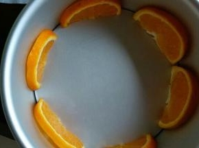 先把六片橙子贴着模具