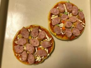 然后放一层香肠片，我用的是珍妮珍馐的纯肉制作的香肠，罗勒口味的和披萨更配哦，淘宝有卖的。