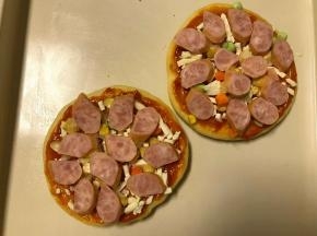 然后放一层香肠片，我用的是珍妮珍馐的纯肉制作的香肠，罗勒口味的和披萨更配哦，淘宝有卖的。