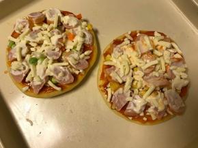 抹上适量的沙拉酱撒上马苏里拉芝士。