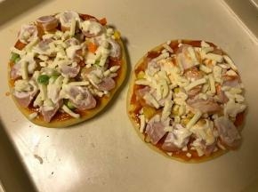 抹上适量的沙拉酱撒上马苏里拉芝士。