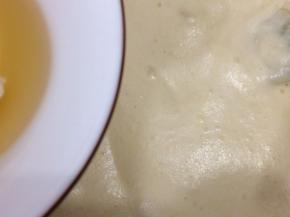 加入油，以同样的方法翻拌均匀