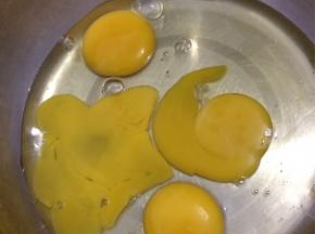 鸡蛋打入盒中