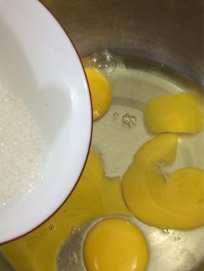 鸡蛋中加入白糖