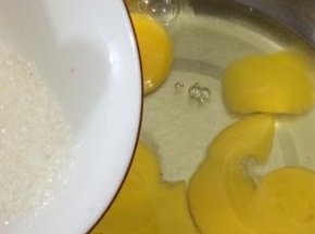 鸡蛋中加入白糖