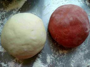 取出面团，用折叠揉搓的方法排气，尽量多揉一会儿，这样蒸出来的面团更滋润，更好看！