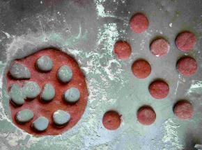 取一份剂子（白色面团也如此），用手压扁，再用裱花嘴压出10个小剂子，其中5个为猪鼻子，5个为猪耳朵