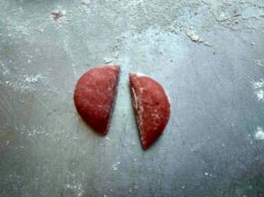 取一个小剂子，中间切一刀，就是耳朵了